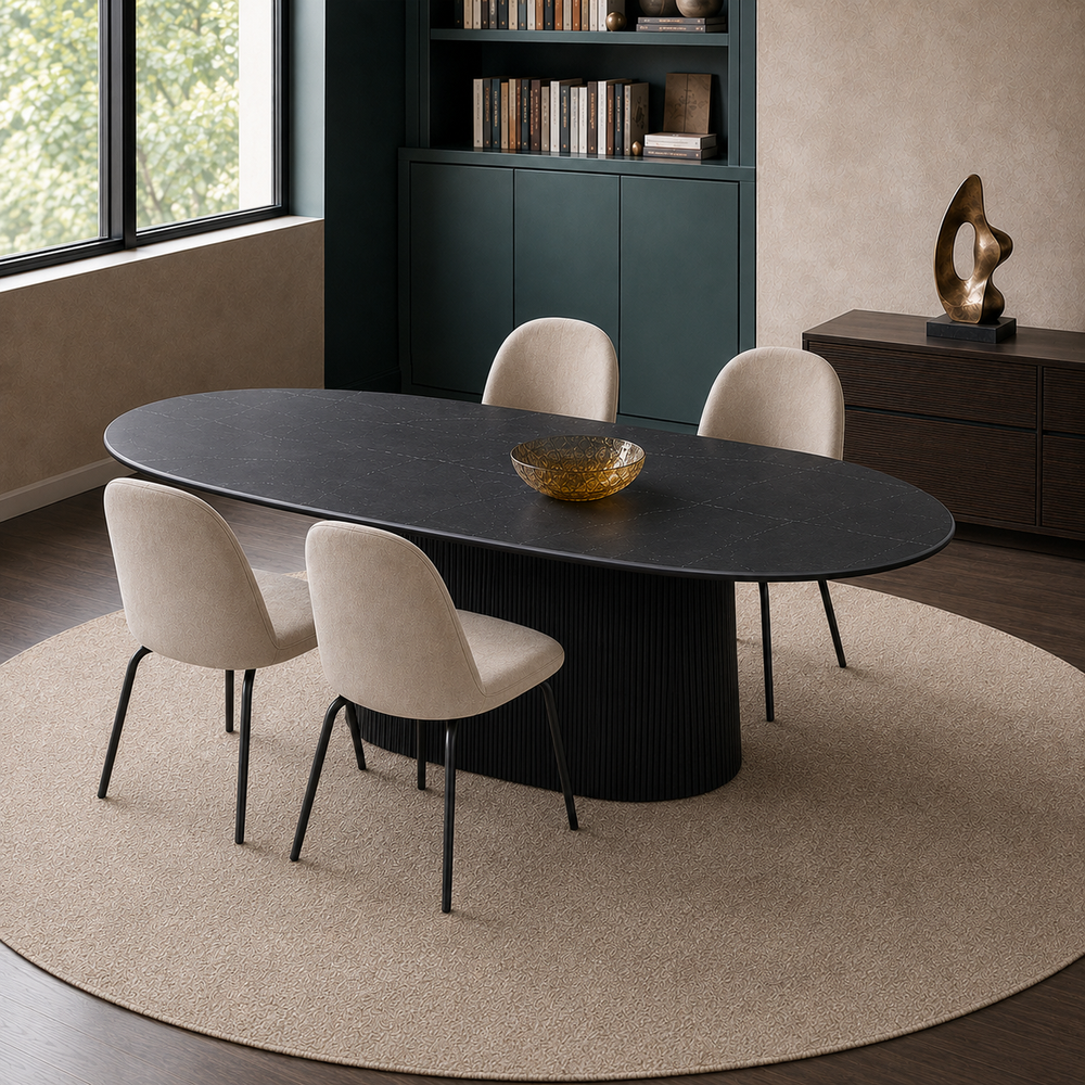 Perspectiva superior de la mesa Salva Black Marquina con base negra, ubicada sobre una alfombra circular en un comedor.