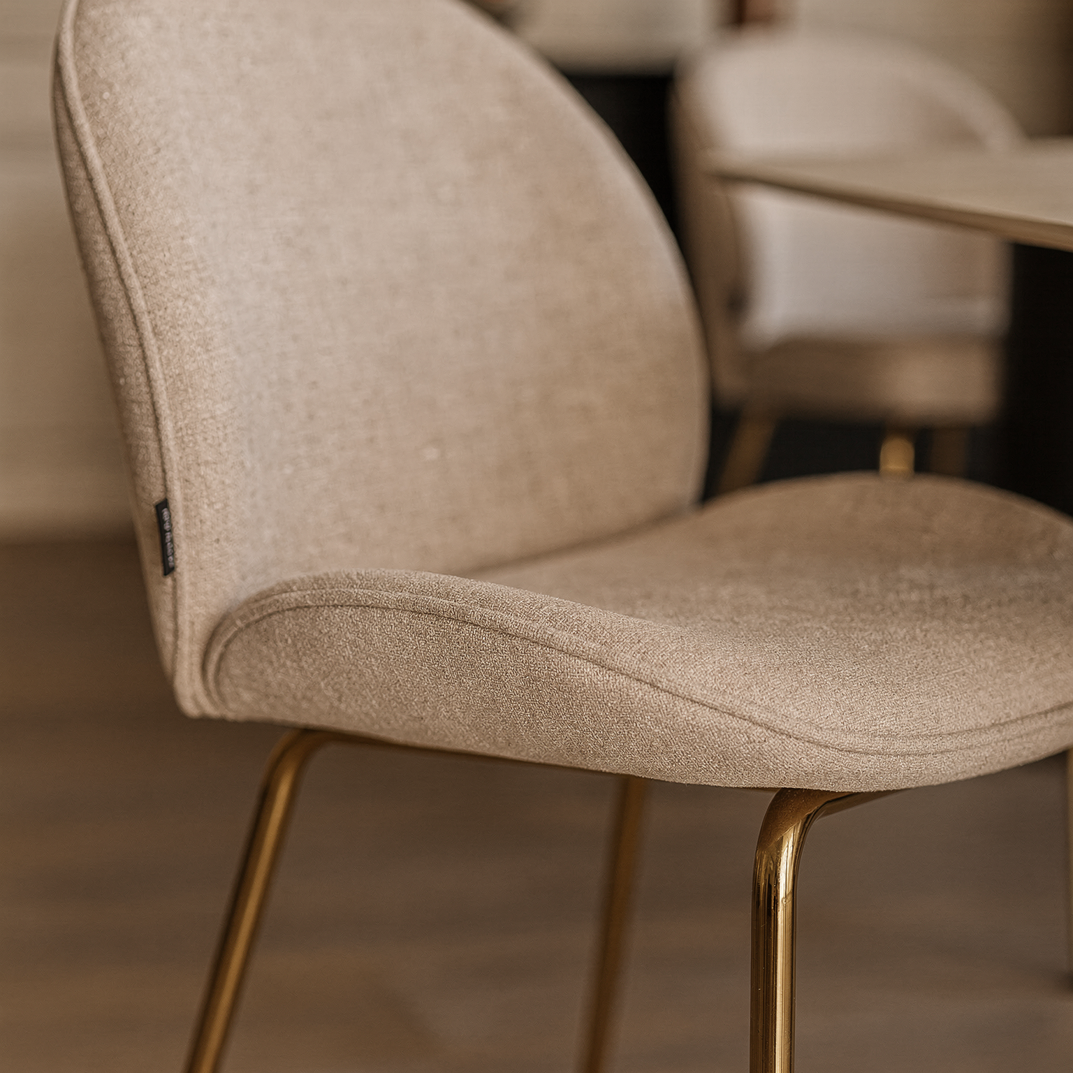 Silla Kyris Beige Base Dorada