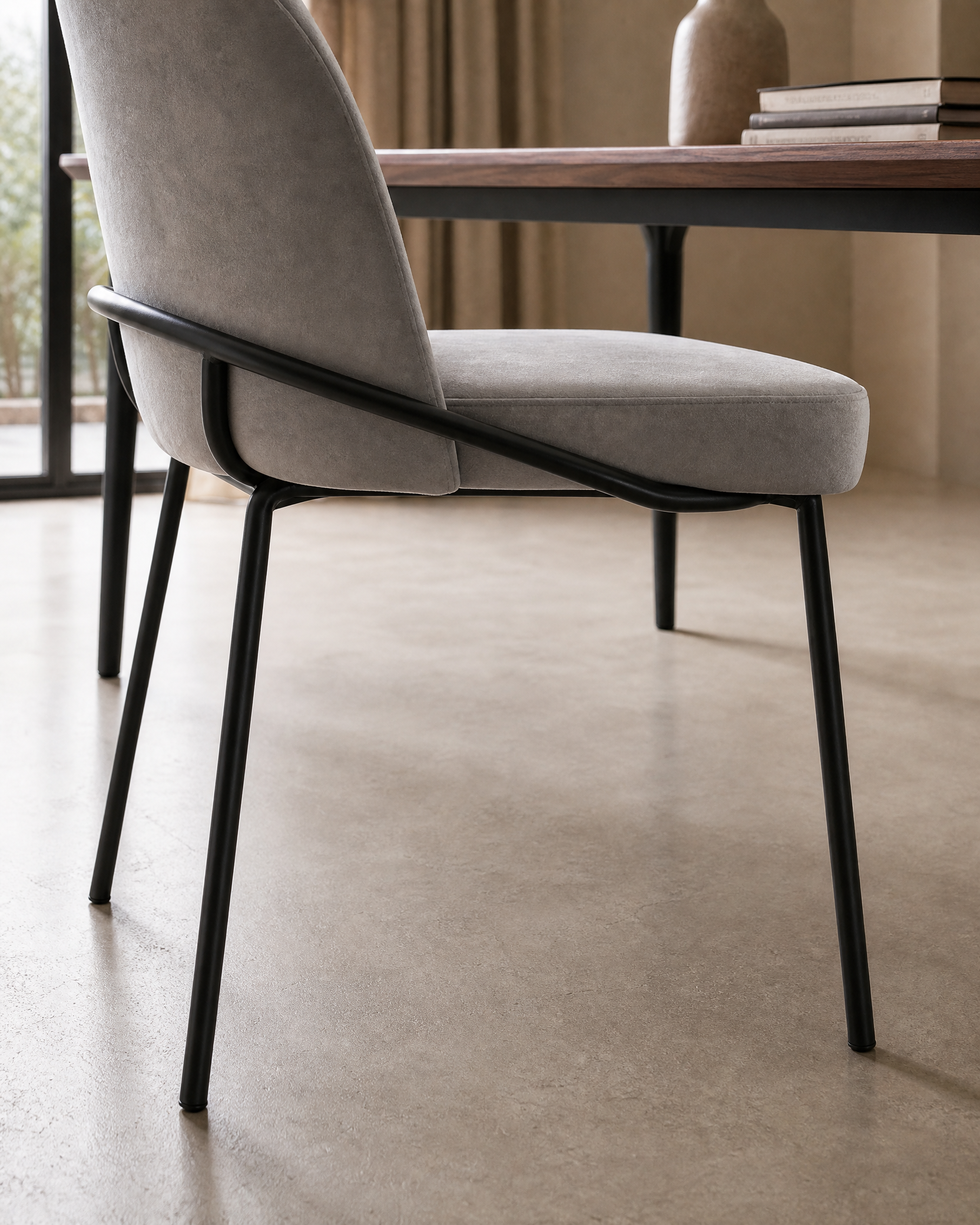 Silla Katia Gris Claro | Silla de comedor tapizada | Zagliari - imagen ambientada 4