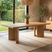 Mesa Arezzo Natural de 240 cm, con tapa rectangular y base curva en MDF enchapado en fresno.