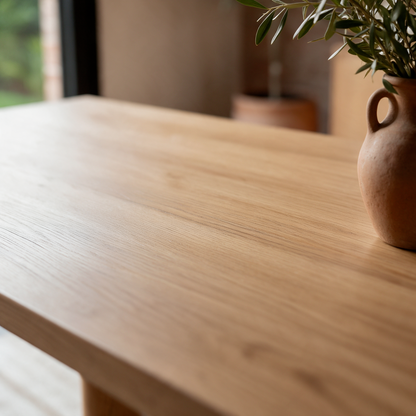 Detalle de las vetas del enchapado en fresno de la Mesa Arezzo Natural.