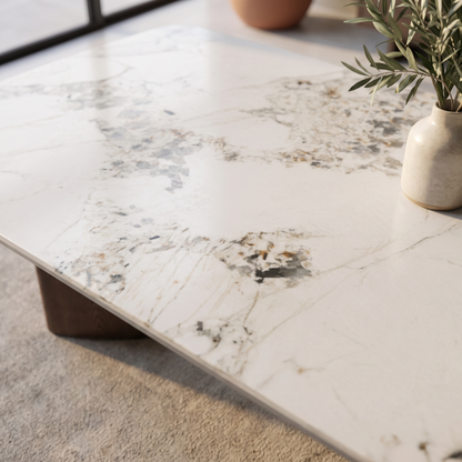 Detalle de la tapa de piedra blanca con veteado negro de la Mesa Bellagio.