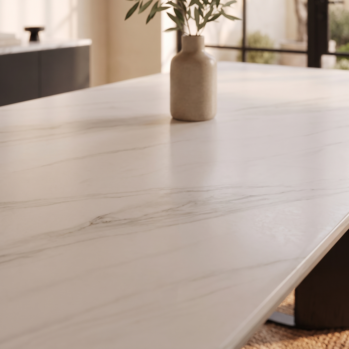 Detalle de la tapa de piedra blanca veteada de la Mesa Bellagio Negra.
