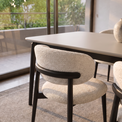Detalle de la Mesa Lucca ambientada con una silla tapizada; silla no incluida.