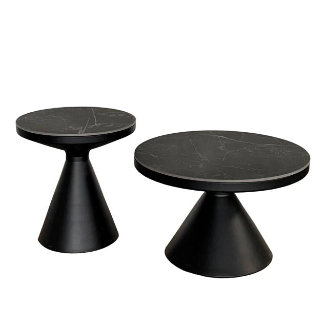 Set Minolta de dos mesas auxiliares con base cónica de metal negro y tapa de Neolith oscura sobre fondo blanco.