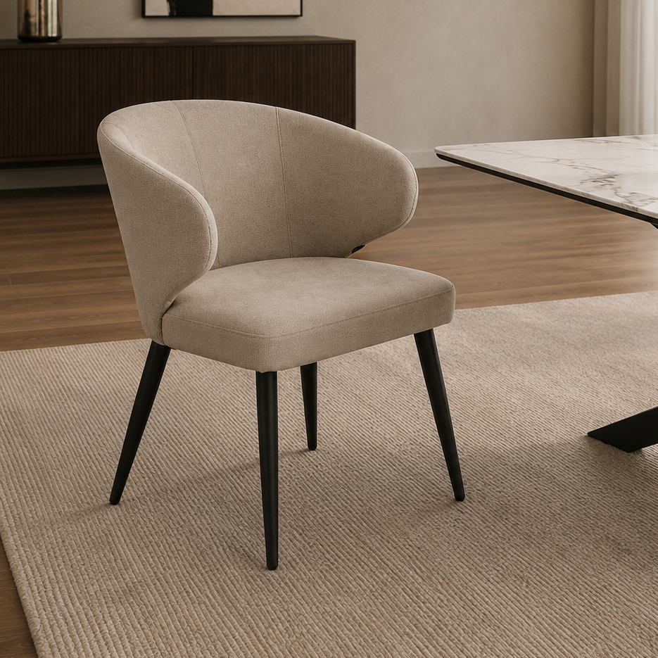 Silla Vita tapizada en chenille color taupe con base negra, vista frontal de tres cuartos en un ambiente de comedor.