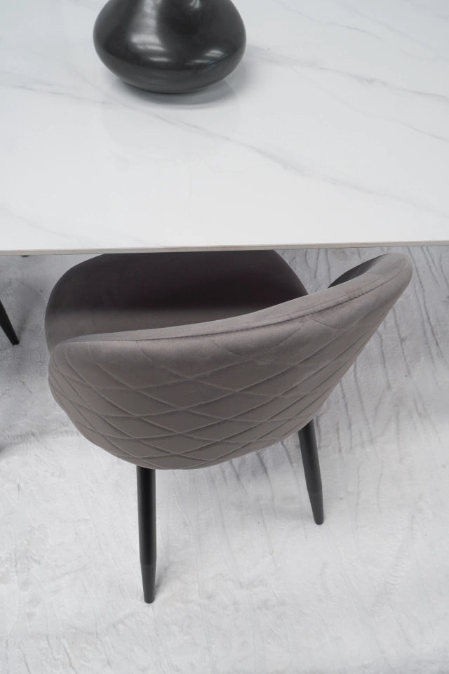 Silla Livia Matelasse Gris Claro Base Negra