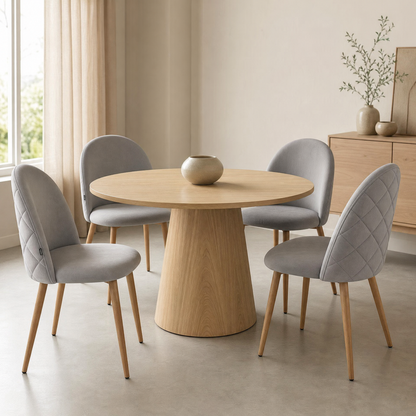 Silla Livia Matelasse gris claro de pana con base natural junto a Mesa Ewan madera natural en comedor moderno Zagliari