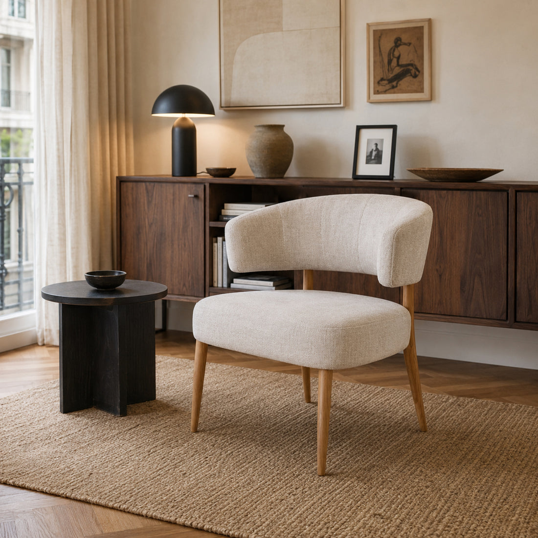 Sillón Bondie tapizado en chenille beige con base natural en un living de estética contemporánea.