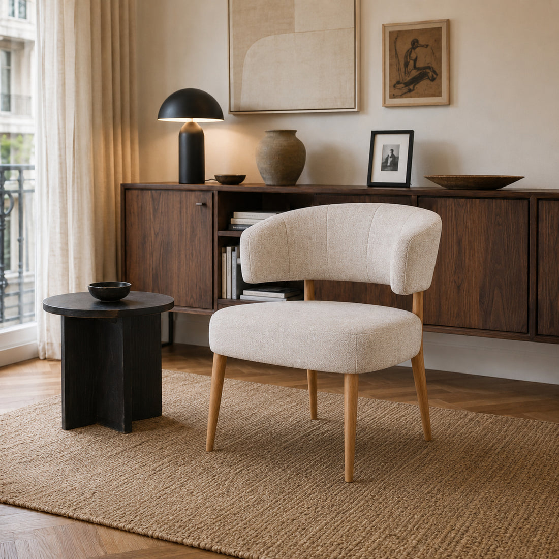 Sillón Bondie de chenille beige y base natural, visto desde un ángulo frontal en ambiente decorado.