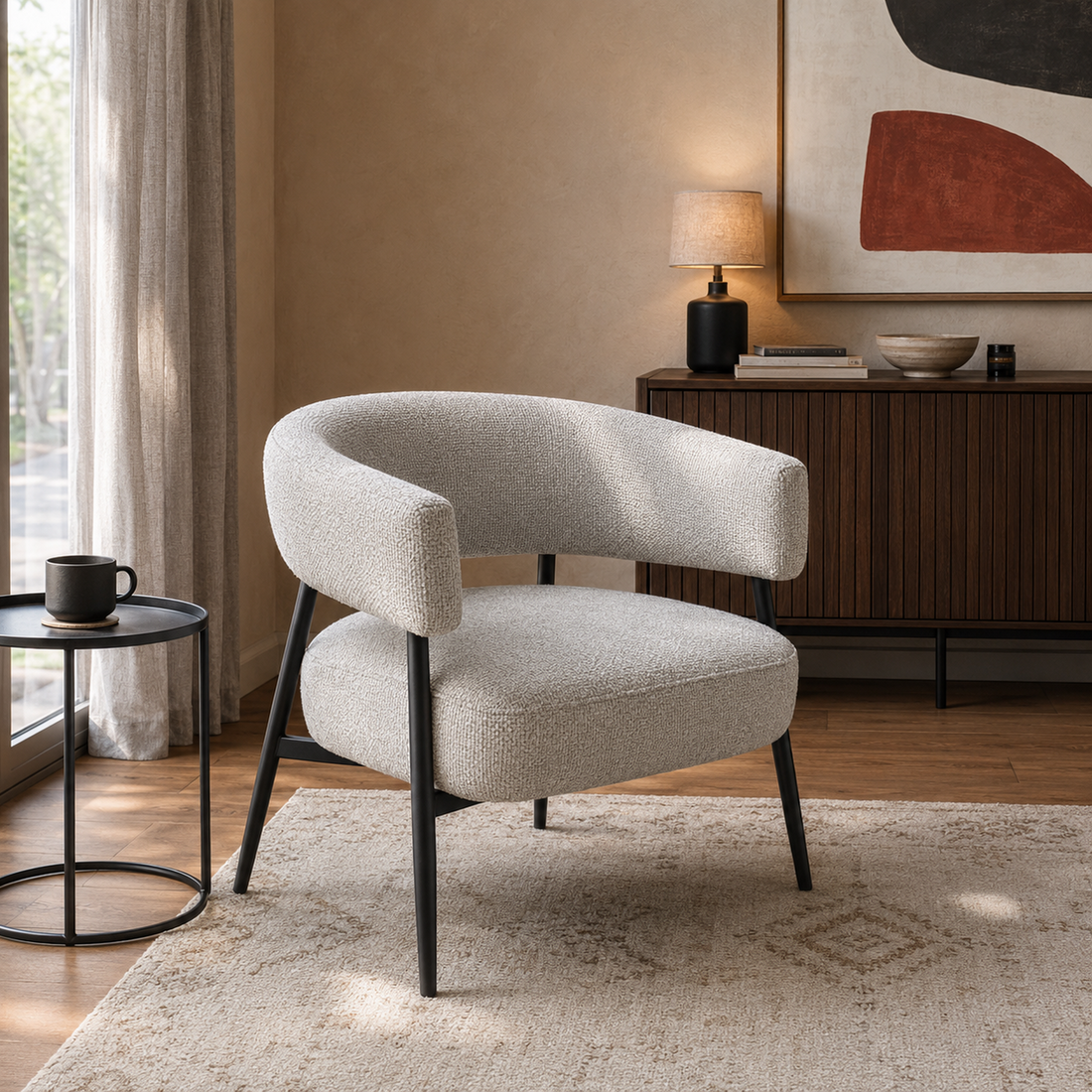 Sillón Dott en chenille gris con base negra, vista en perspectiva en un ambiente de living contemporáneo.