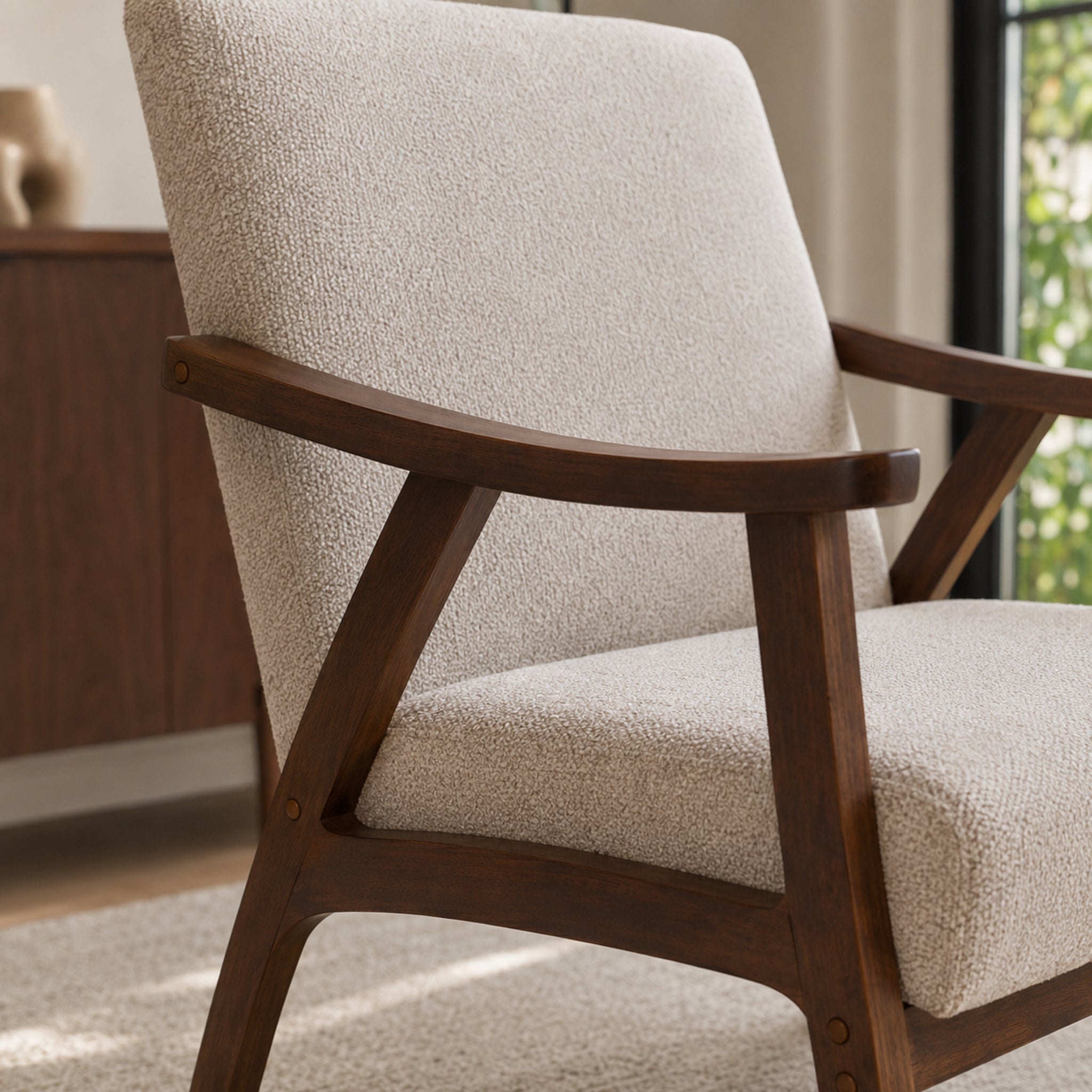 Sillón Laurel Chenille Taupe Base Walnut
