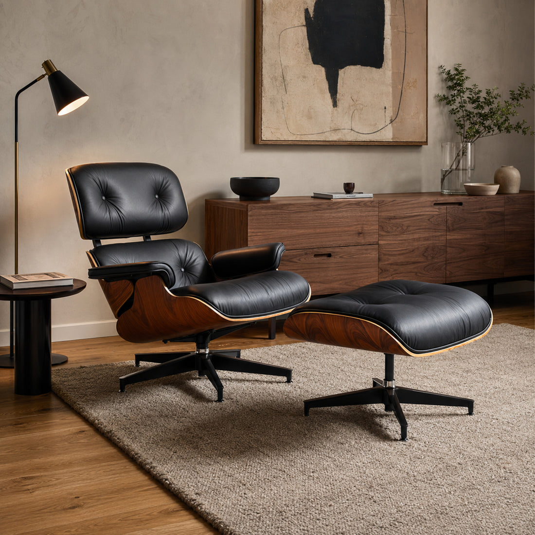 Sillón Lyra RoseWood y Black con ottomano, vista frontal en ambiente de living con base de aluminio negra.