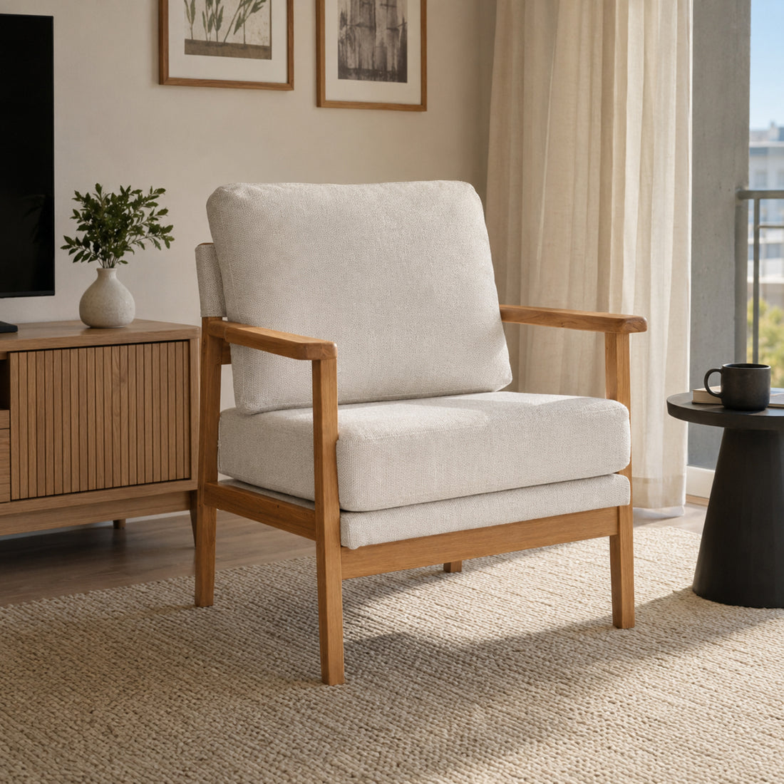 Sillón Niko en chenille beige con base de madera natural, visto en ángulo en un living contemporáneo.