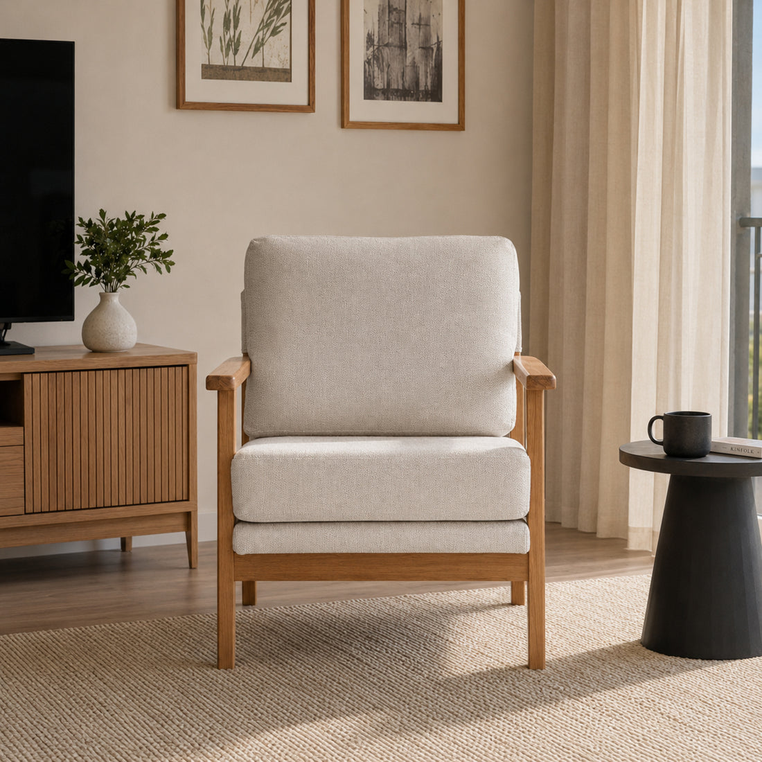 Vista frontal del sillón Niko tapizado en chenille beige con estructura y apoyabrazos de madera clara.
