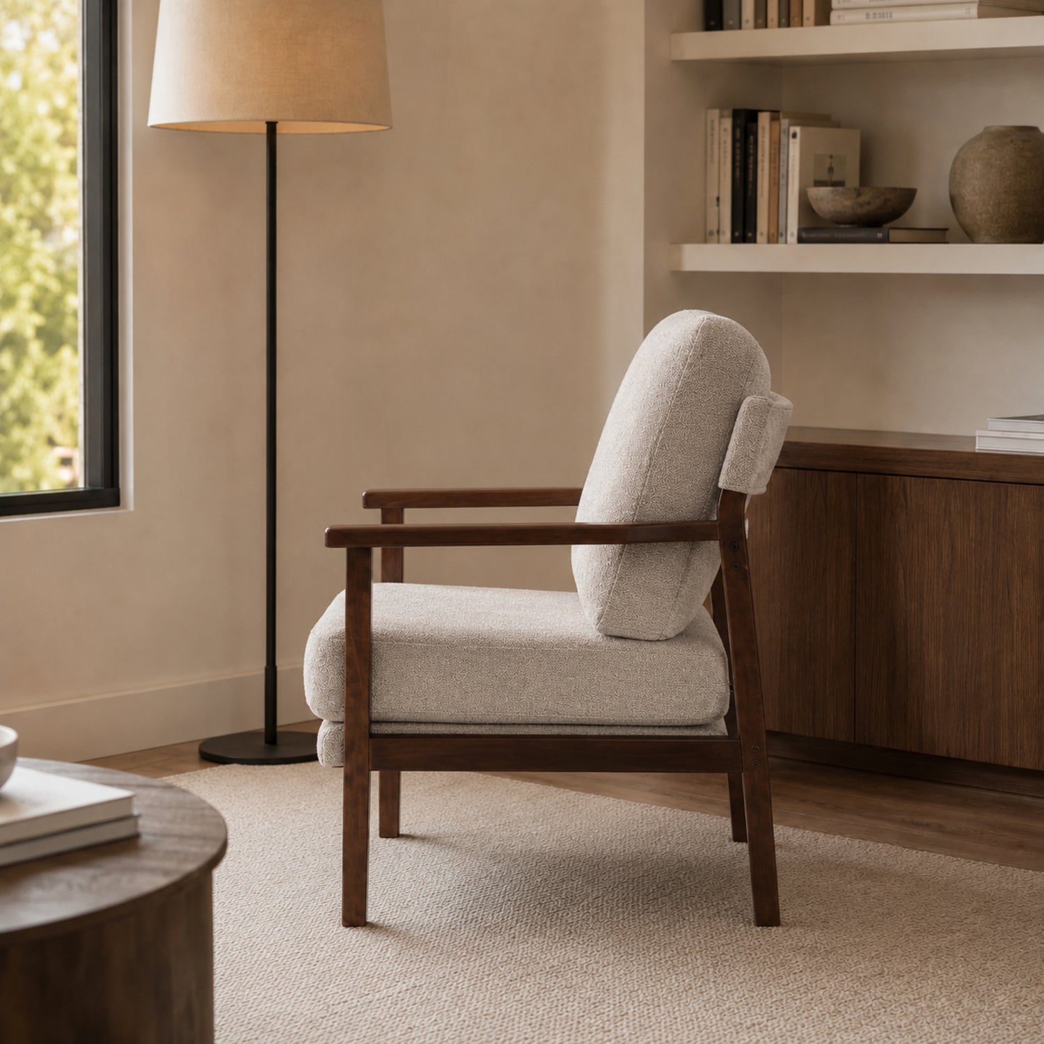 Sillón Niko Chenille Taupe Base Walnut