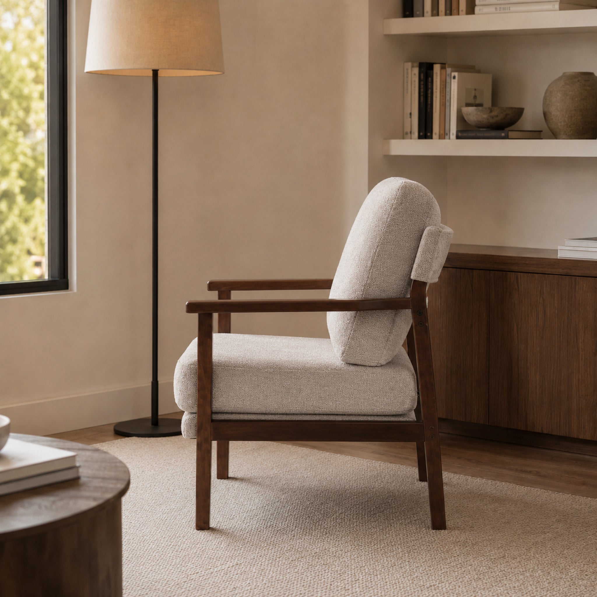 Sillón Niko Chenille Taupe Base Walnut