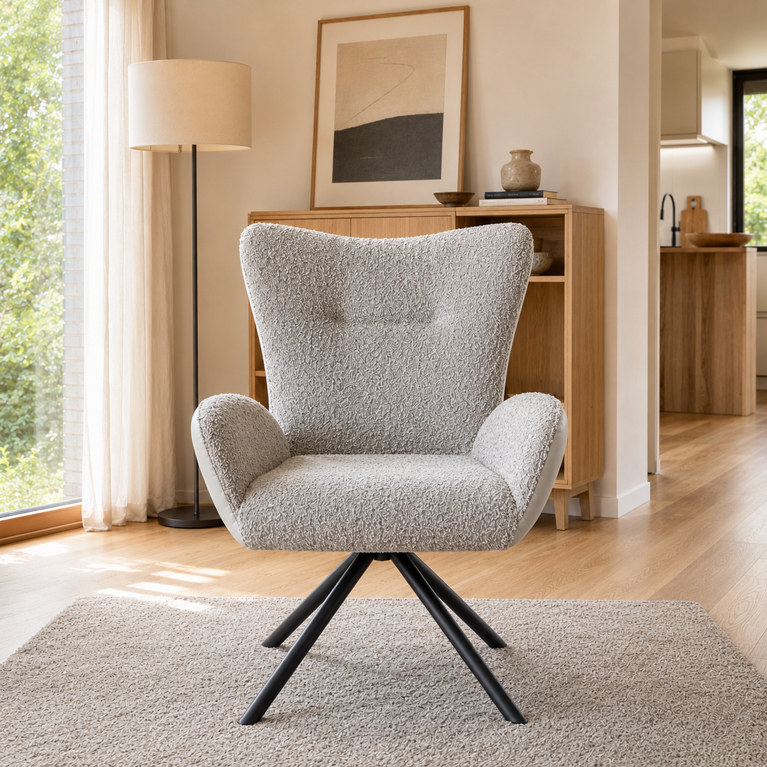 Sillón Niva tapizado en bouclé gris claro y ecocuero con base de cuatro patas metálicas, vista frontal.