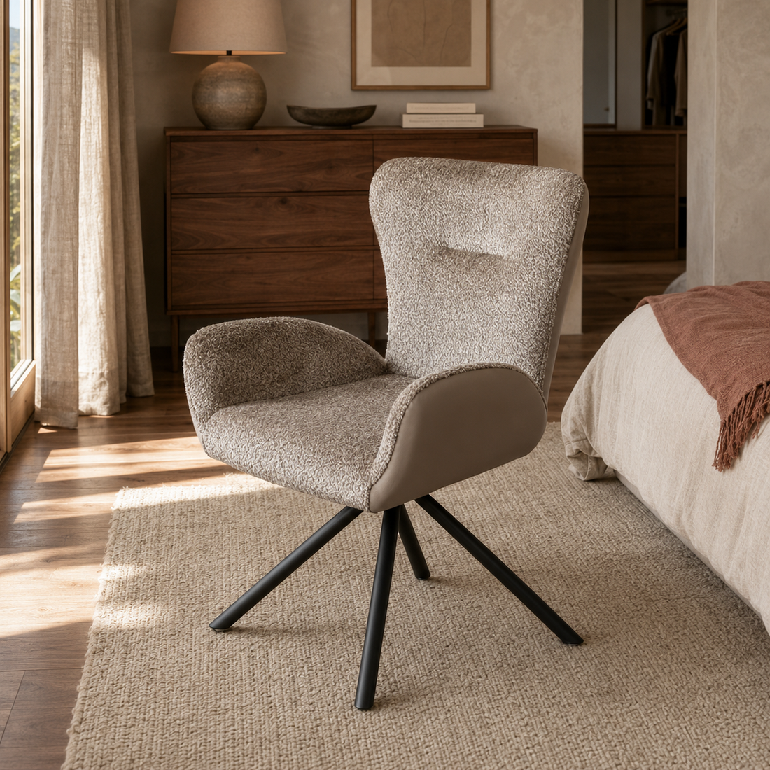 Sillón Niva taupe en vista tres cuartos, destacando el tapizado combinado de bouclé y ecocuero con patas metálicas negras.