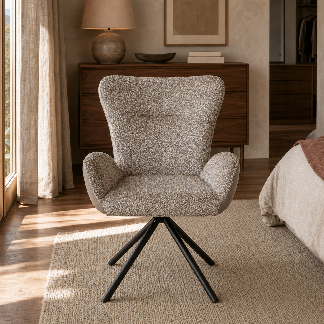 Sillón Niva taupe de frente, mostrando el respaldo alto en tela bouclé y la base de cuatro patas metálicas inclinadas.