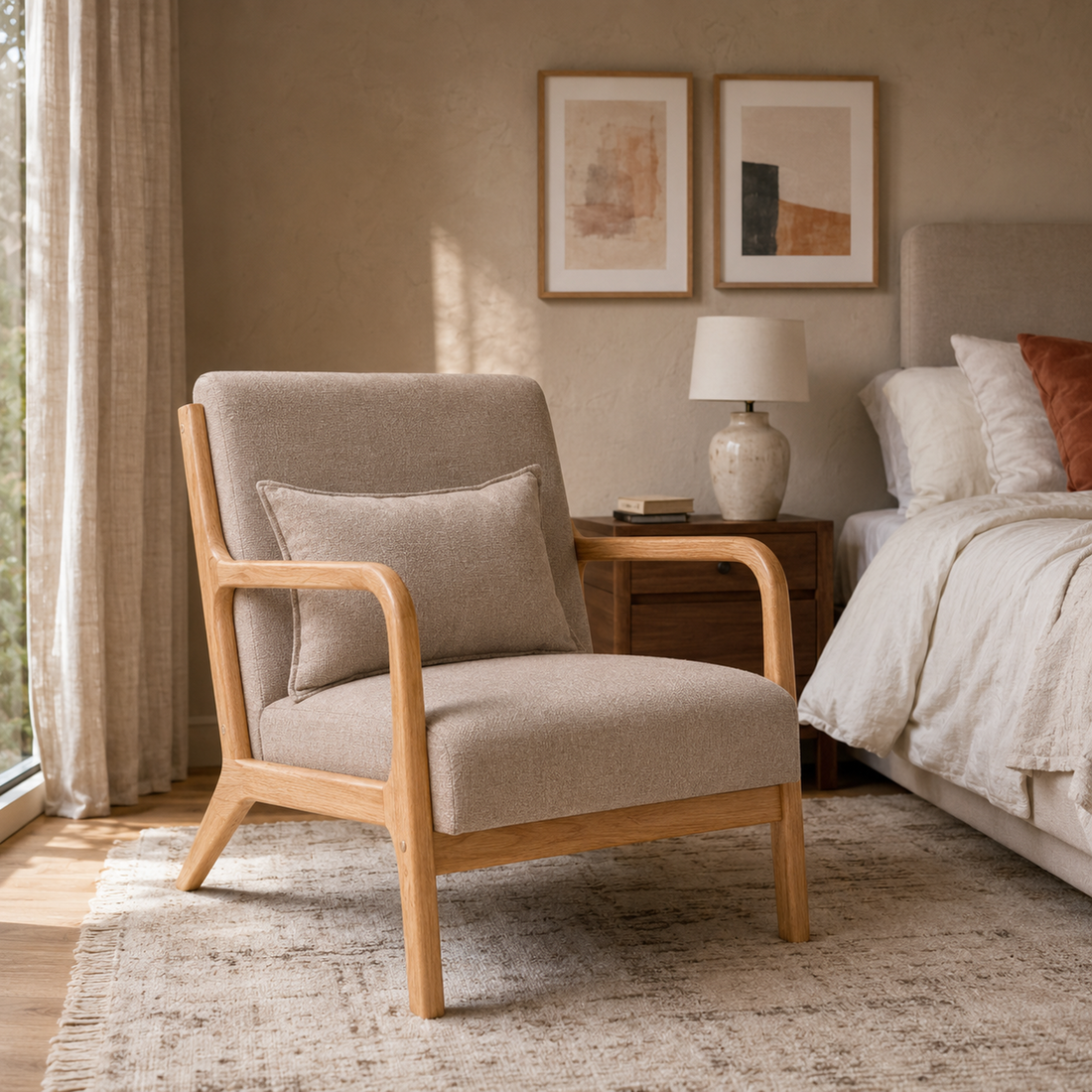 Sillón Olia tapizado en chenille taupe con base de madera natural y almohadón al tono, visto en perspectiva.