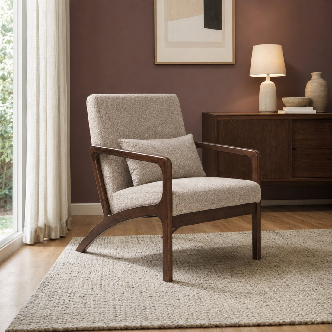 Sillón Riga en chenille taupe con base de madera walnut, vista de tres cuartos en living contemporáneo.