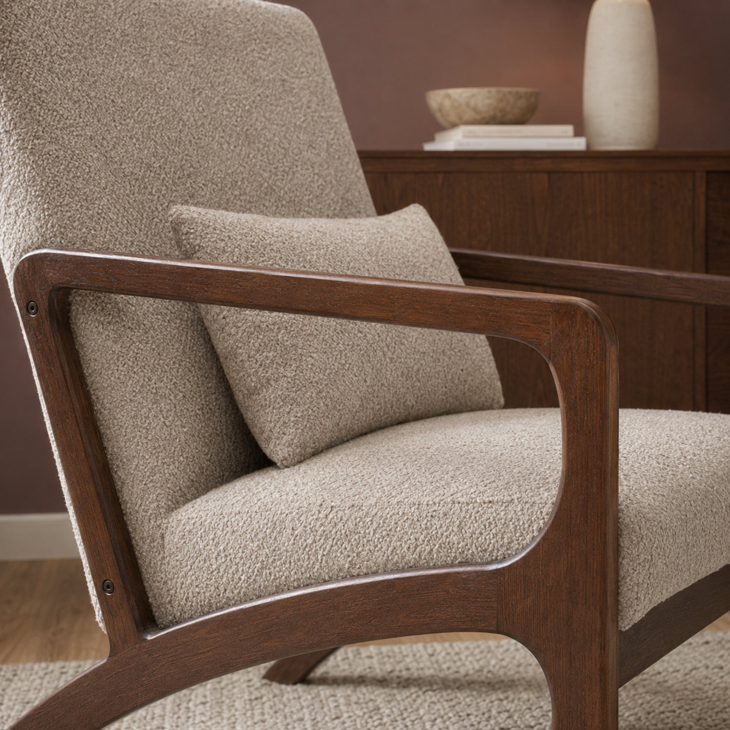 Sillón Riga Chenille Taupe Base Walnut