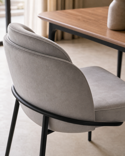 Silla Katia Gris Claro | Silla de comedor tapizada | Zagliari - imagen ambientada 3