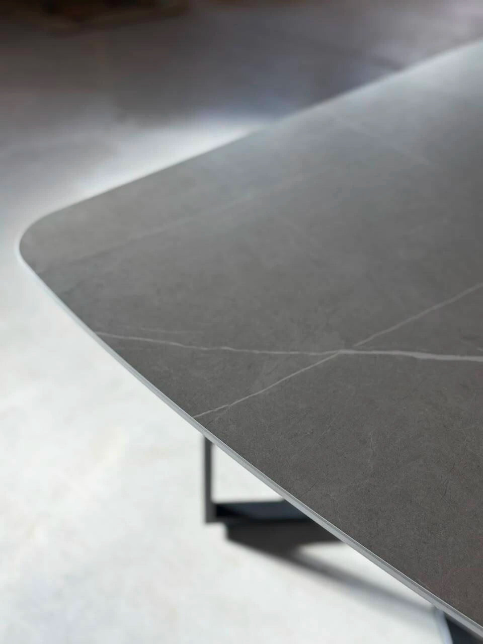 Mesa Luke Gris Marquina Base Negra