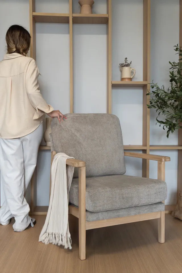 Sillón Niko Chenille Taupe Base Natural