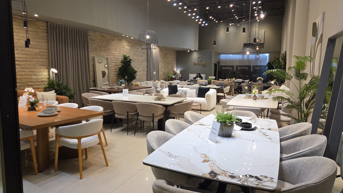Vista real del showroom Zagliari con mesas, sillas y sillones en Norcenter